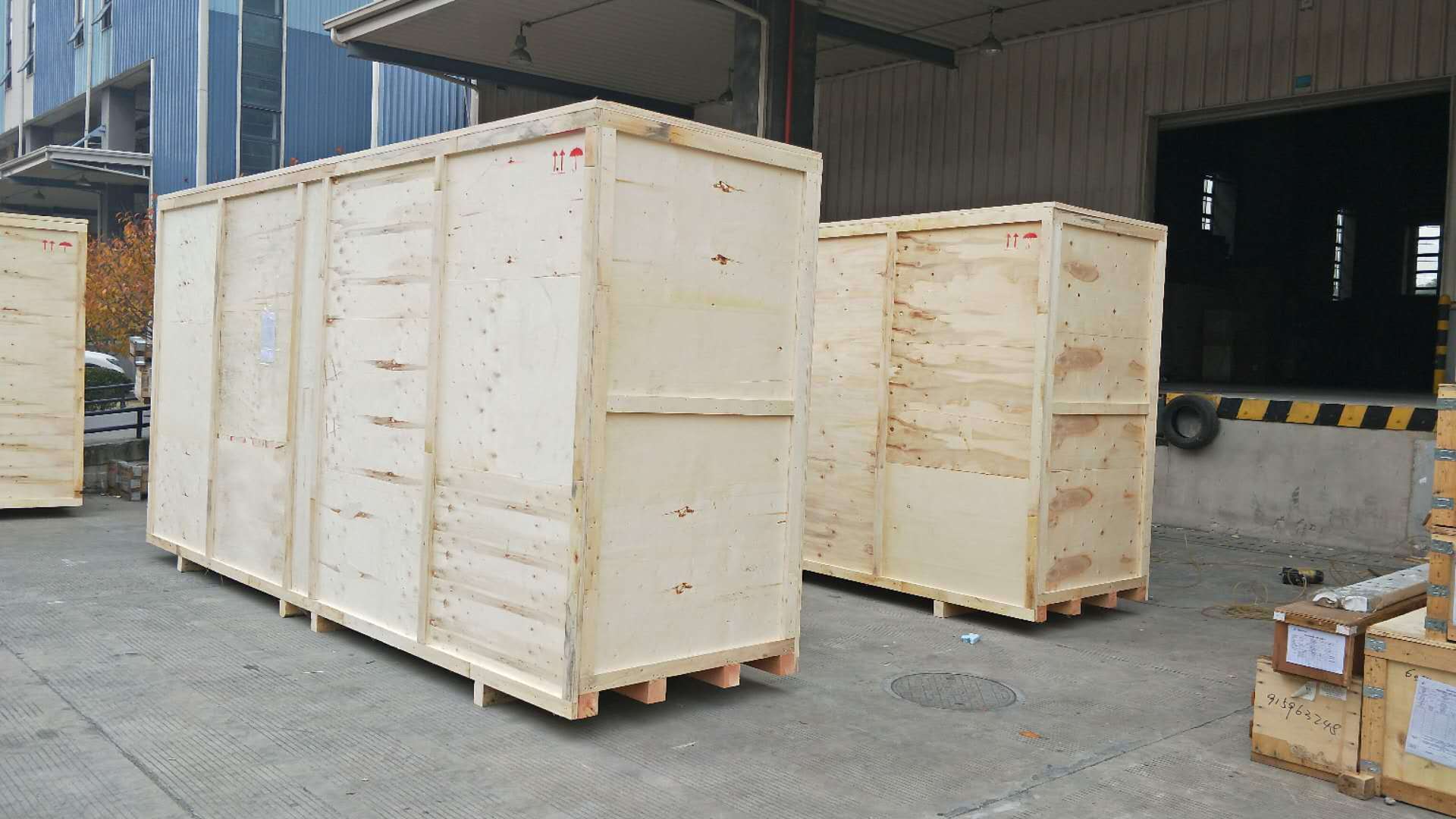 Can wooden boxes be exposed to the sun?